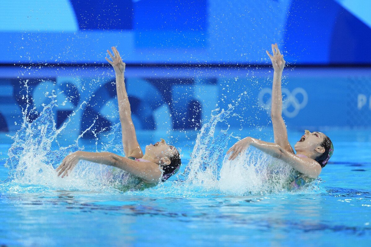 Les Chinois Wang Liuyi et Wang Qianyi en première place après le duo technique en natation artistique aux Jeux de Paris